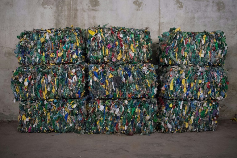 Plastique: le gouvernement présente un plan de réduction de la pollution plastique