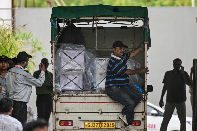Catastrophe d'Air India: le lent travail d'identification des victimes se poursuit