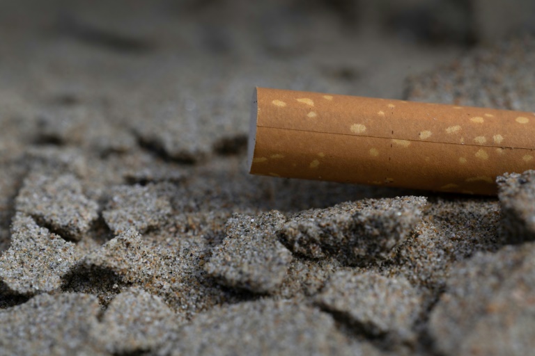 La cigarette bannie à la plage et au parc mais pas en terrasse