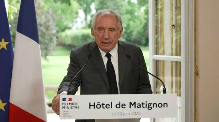 Retraites : Bayrou défend des 