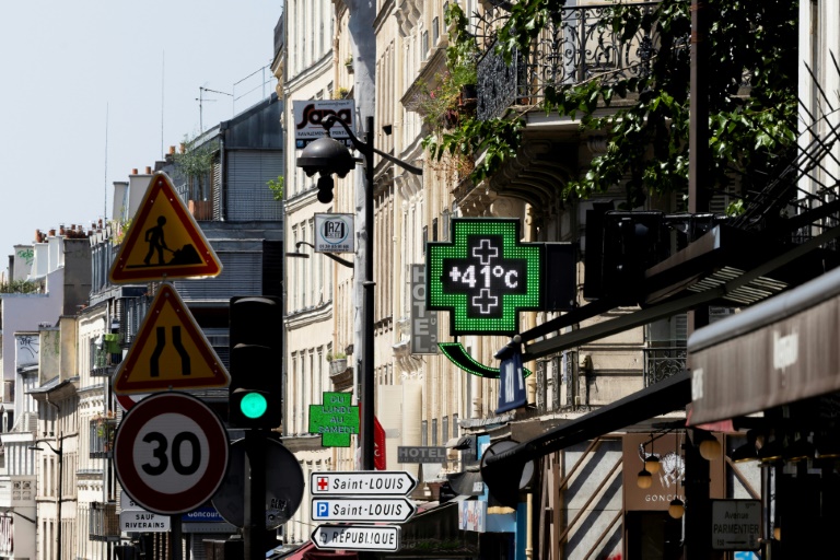 La canicule atteint son pic, Paris et une partie de la France suffoquent