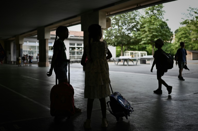 Examens, horaires, bâti: les syndicats exigent d'adapter l'école à la canicule