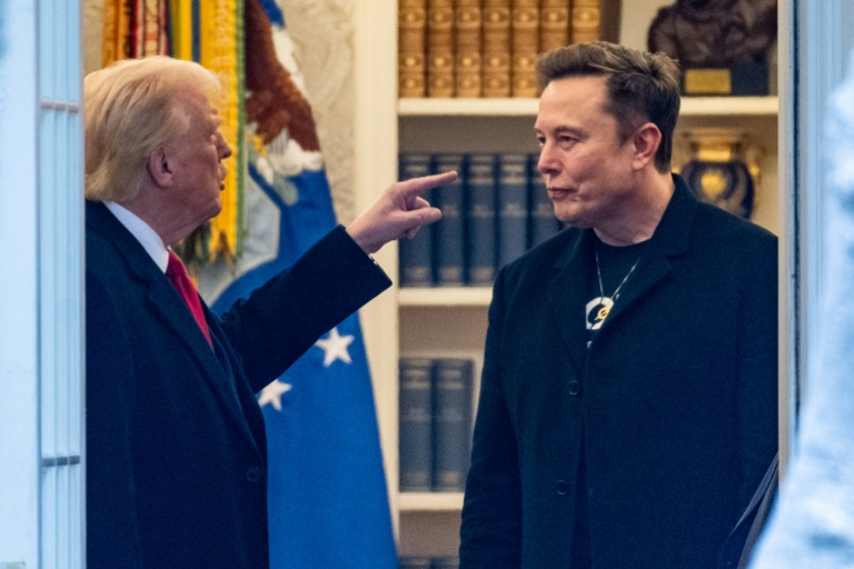 Trump raille le troisième parti annoncé par Musk, le duel des anciens alliés continue