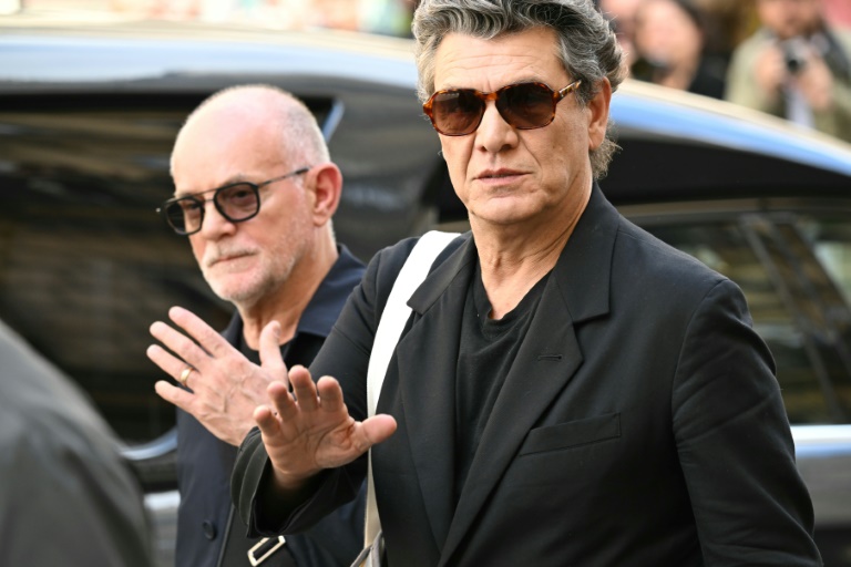 Foule en noir pour les obsèques d'Ardisson à Paris