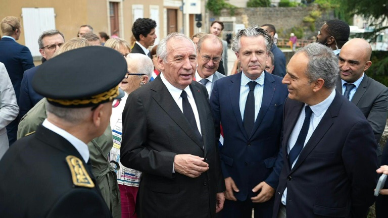 Depuis le château d'Angers, Bayrou cherche les chemins escarpés de la croissance