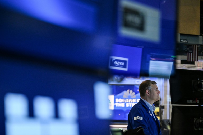 Wall Street termine en baisse, prudente avant une cascade de données