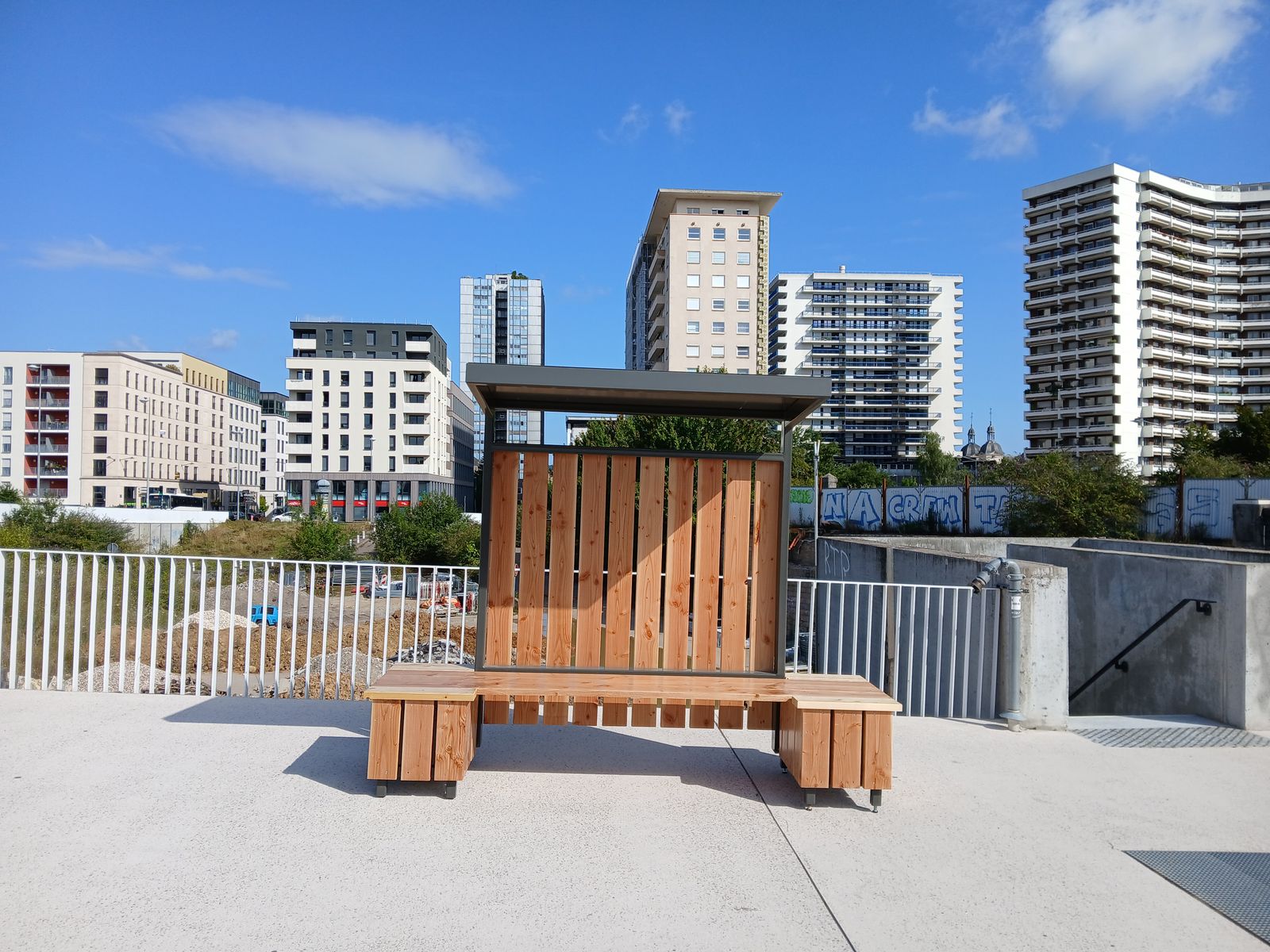 Deux bancs-pergolas installés sur le pont des Fusillés