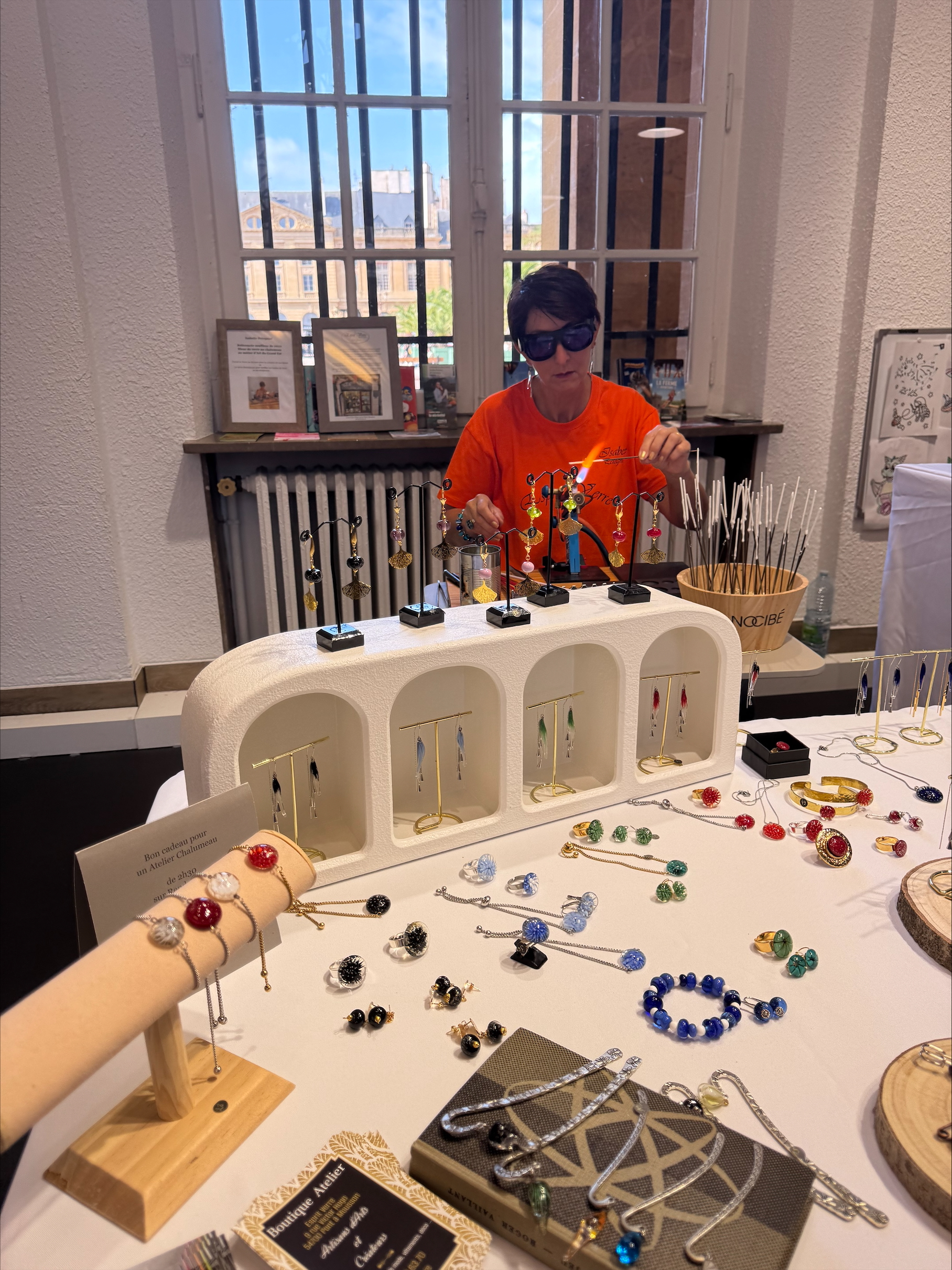 L’agence Inspire Metz - Office de Tourisme met en lumière le savoir-faire de l’artisane verrière Isabelle Petegnief 