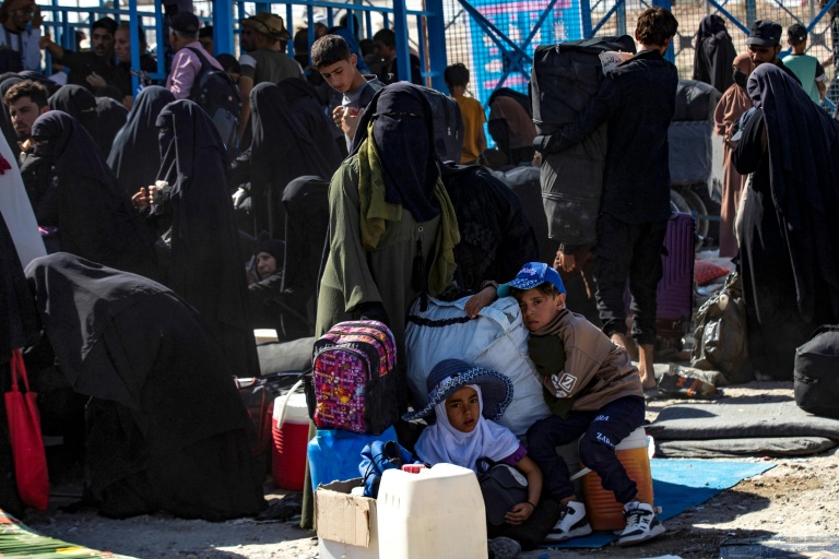 La France rapatrie treize femmes et enfants depuis les camps en Syrie, une première depuis deux ans