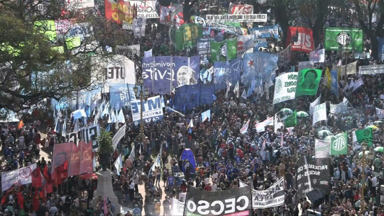 Argentine: forte mobilisation de rue contre les vetos de Milei à des fonds pour l'université, la santé