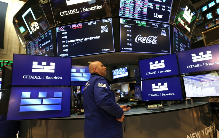 Wall Street termine en baisse, souffle après des records