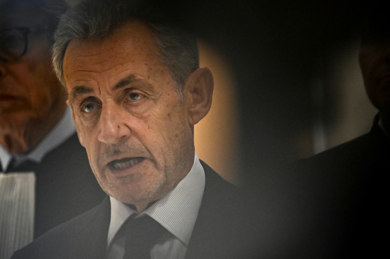 Sarkozy, toujours incontournable à droite, malgré ses déboires judiciaires