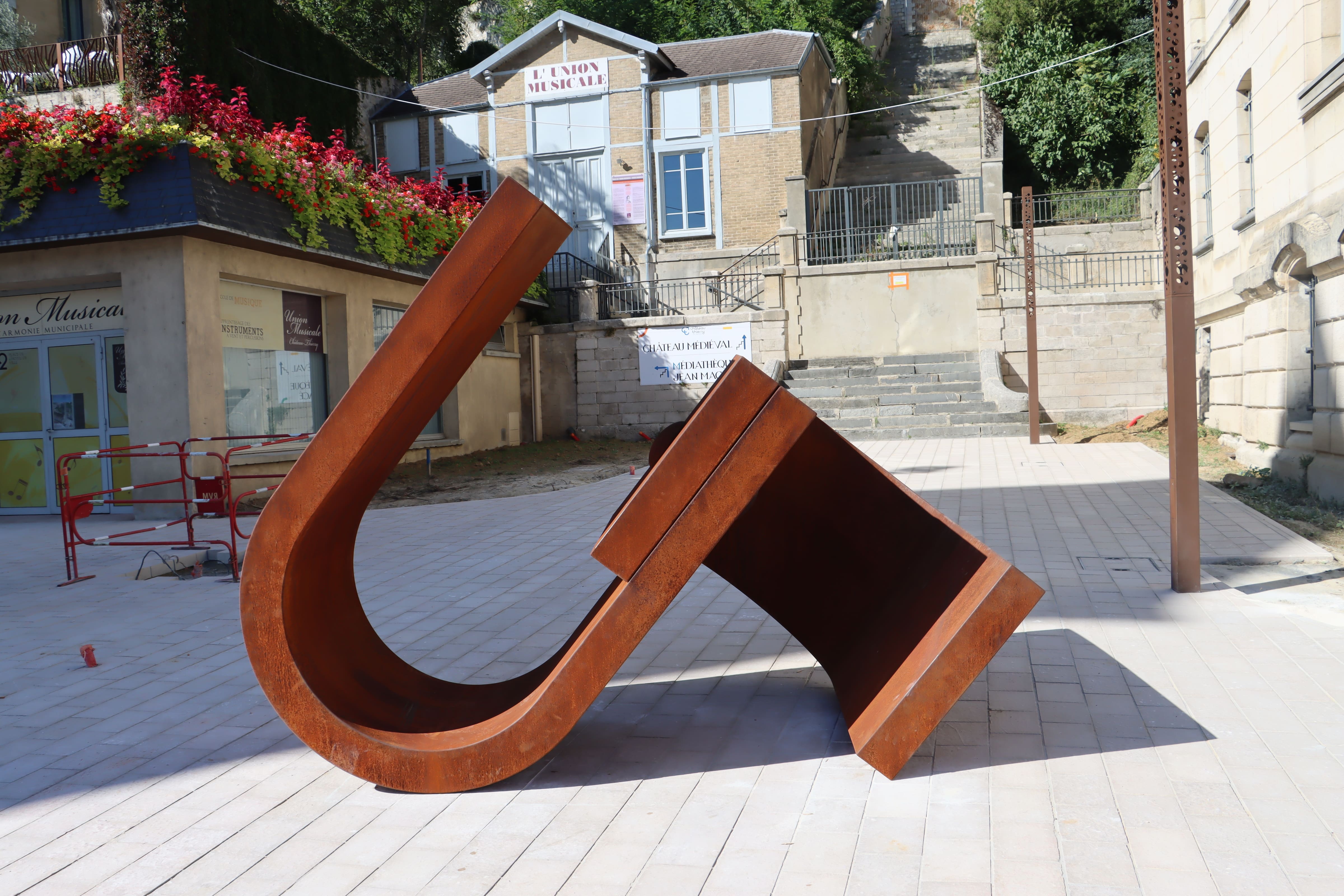 Château-Thierry : une nouvelle sculpture s'installe sur la place de l'Hôtel de ville
