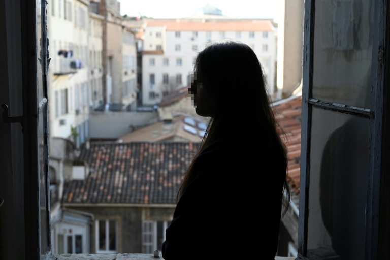 Sept ans après les faits, l'affaire d'une jeune femme tabassée par la police ressurgit à Marseille
