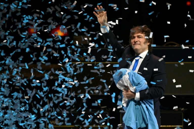 Entre show rock et meeting électoral, Milei lance un livre sur son 