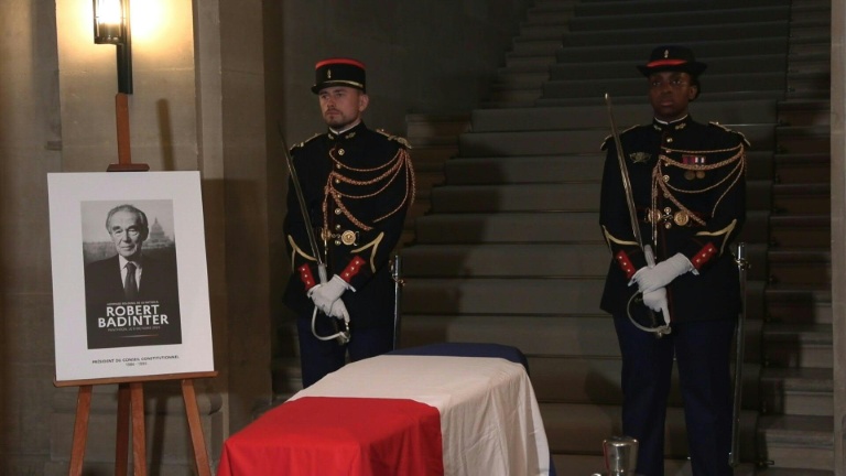 La tombe de Robert Badinter, artisan de l'abolition de la peine de mort, profanée juste avant son entrée au Panthéon