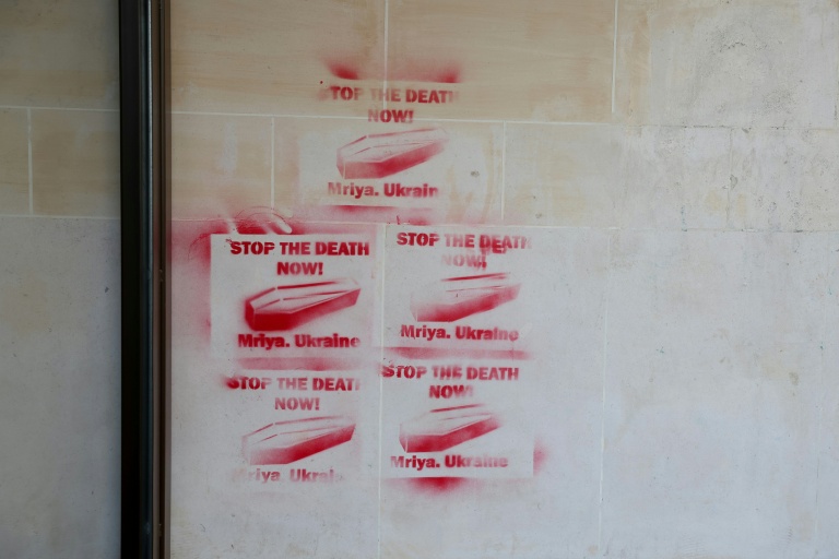 Tags de cercueils en lien avec l'Ukraine: quatre hommes nés en Moldavie jugés à Paris en février