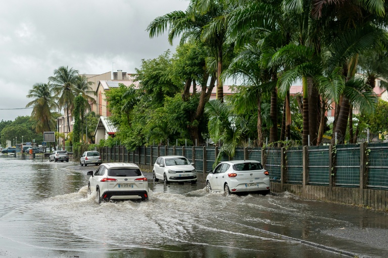 Guadeloupe: un mort dans la tempête Jerry, l'archipel repasse en vigilance orange
