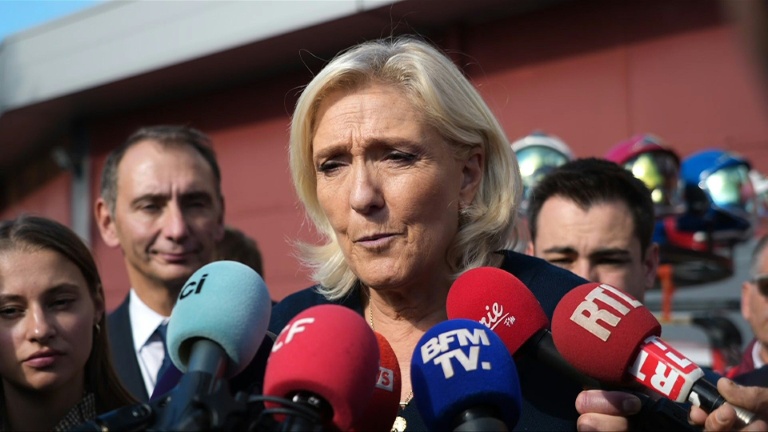 Réunion à l'Elysée sans le RN et LFI: Le Pen dénonce une 