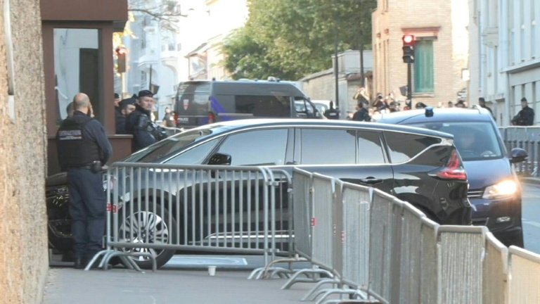 En prison, Sarkozy protégé par deux policiers armés, 