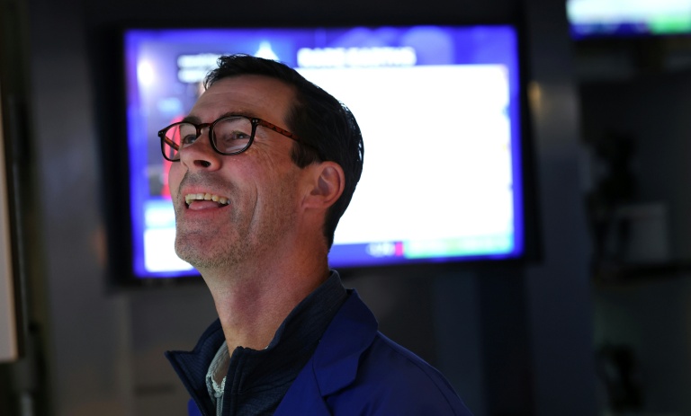 Résultats d'entreprises et optimisme commercial soutiennent Wall Street