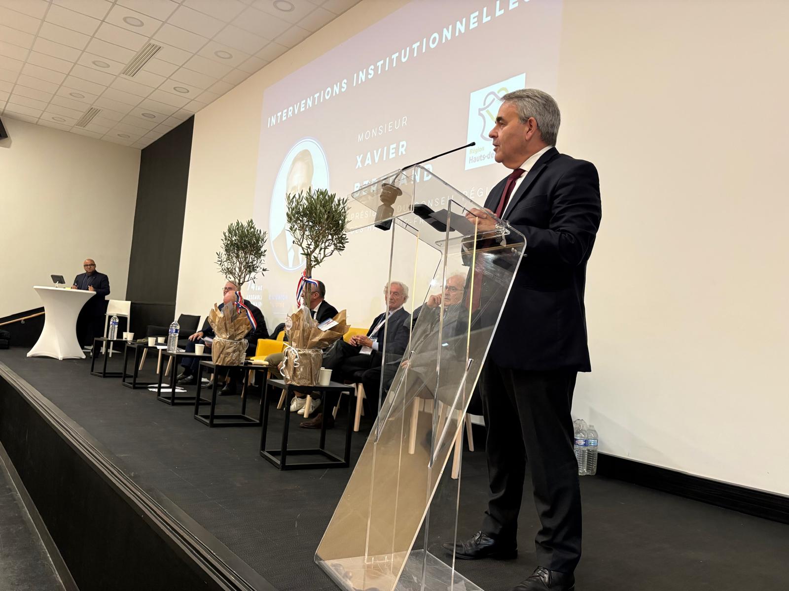 Au congrès des maires de l'Oise, Xavier Bertrand appelle à «une nouvelle voie politique» 