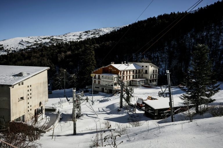 Hautes-Alpes: l'ex-station de ski de Céüze rend son site à la nature