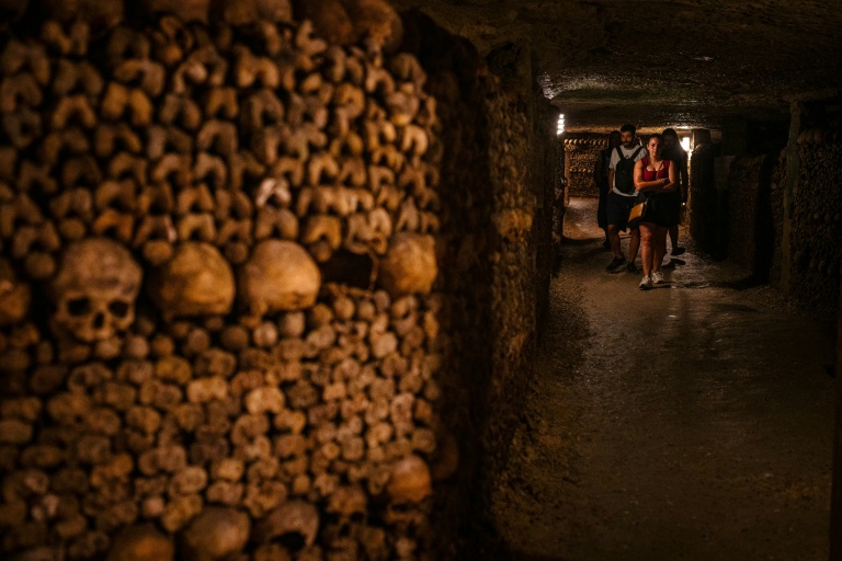 Dernières balades entre les morts avant travaux aux Catacombes de Paris