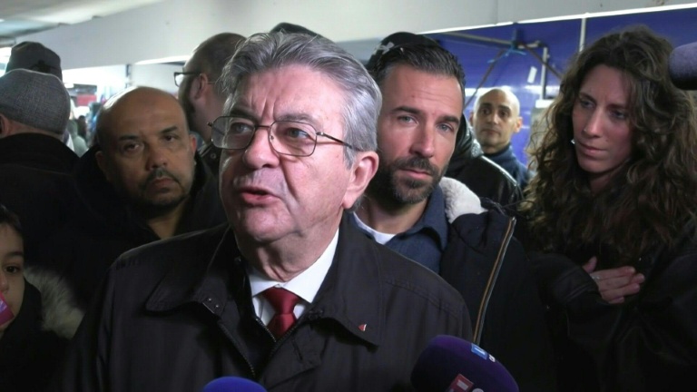 En banlieue, Mélenchon savoure sa popularité et tacle le Parti socialiste