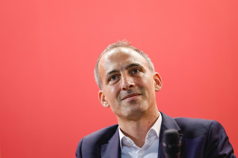 Raphaël Glucksmann et Bernard Cazeneuve s'affichent pour rassembler la social-démocratie en vue de 2027