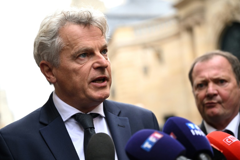 Roussel (PCF) veut 60.000 policiers et douaniers de plus pour mener la guerre au narcotrafic