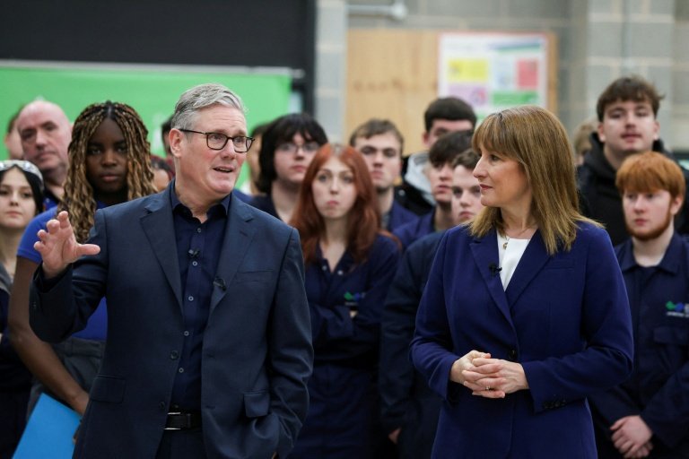 Budget britannique: Londres poursuit ses hausses d'impôts et rassure les marchés