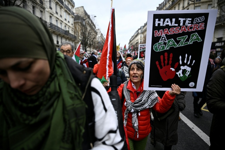 Des milliers de personnes manifestent à Paris en soutien aux Palestiniens