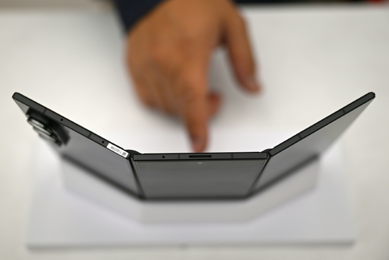 Samsung présente son premier téléphone pliable en trois