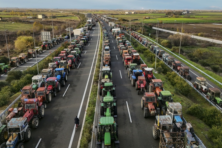Grèce: les agriculteurs en colère bloquent les routes avec des milliers de tracteurs