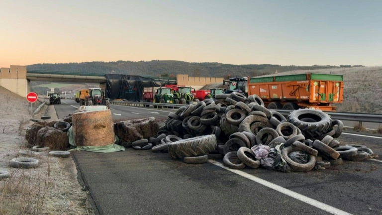 Dermatose: des routes toujours bloquées dans le Sud-Ouest, Genevard sur place lundi