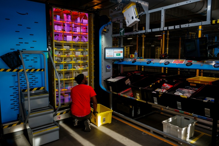 Dans un entrepôt robotisé d'Amazon, l'algorithme dicte la cadence des fêtes