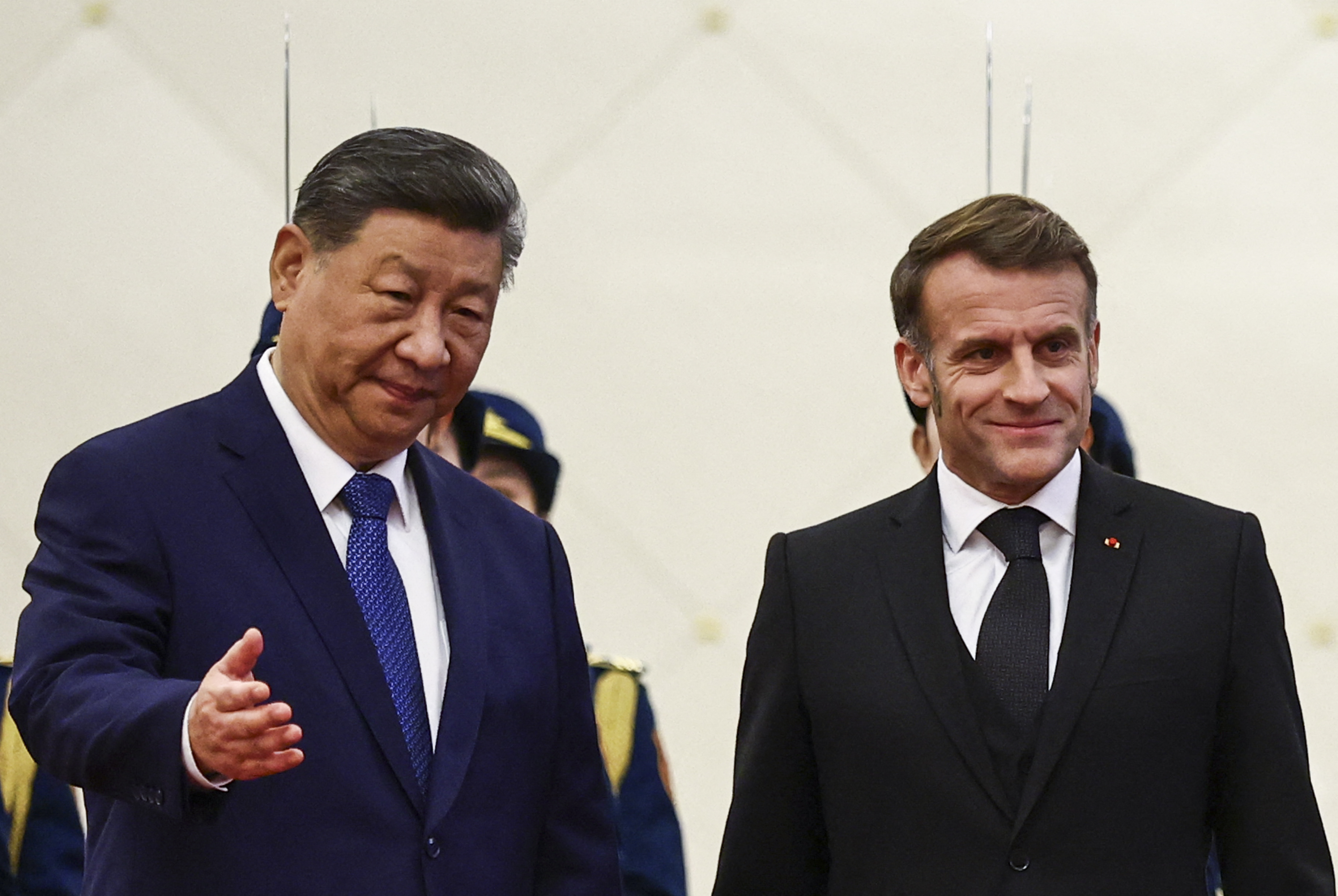 Emmanuel Macron en Chine sur fond de lourds contentieux