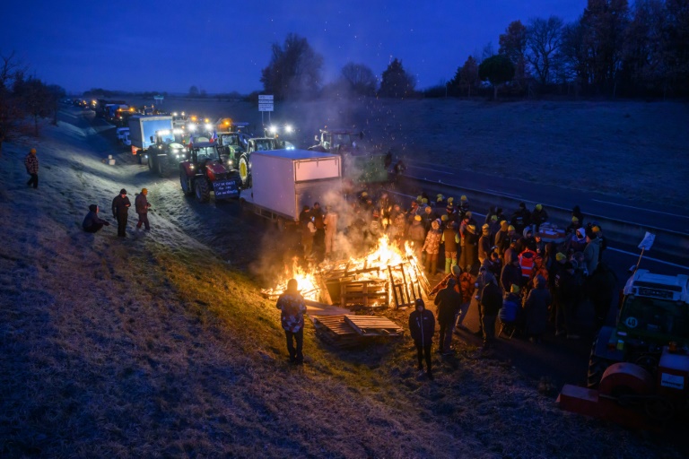 Les agriculteurs bravent les interdictions autour de Toulouse et vers Paris