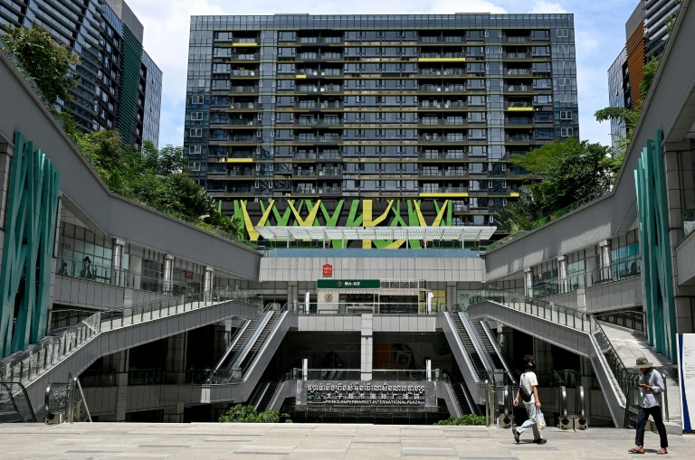 Cambodge : Chen Zhi, accusé de superviser des centres de travail forcé pour des arnaques en ligne, extradé en Chine