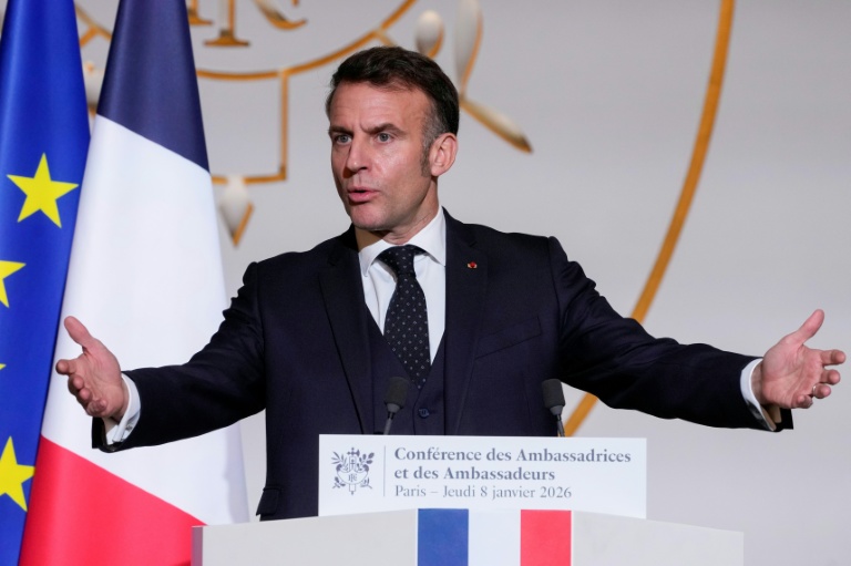 Macron dénonce le 