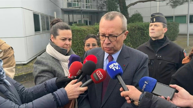 Près de Toulouse, les agriculteurs commencent à lever le barrage emblématique de l'A64