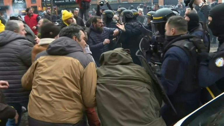 Brèves échauffourées à Toulouse entre agriculteurs et policiers, six interpellations