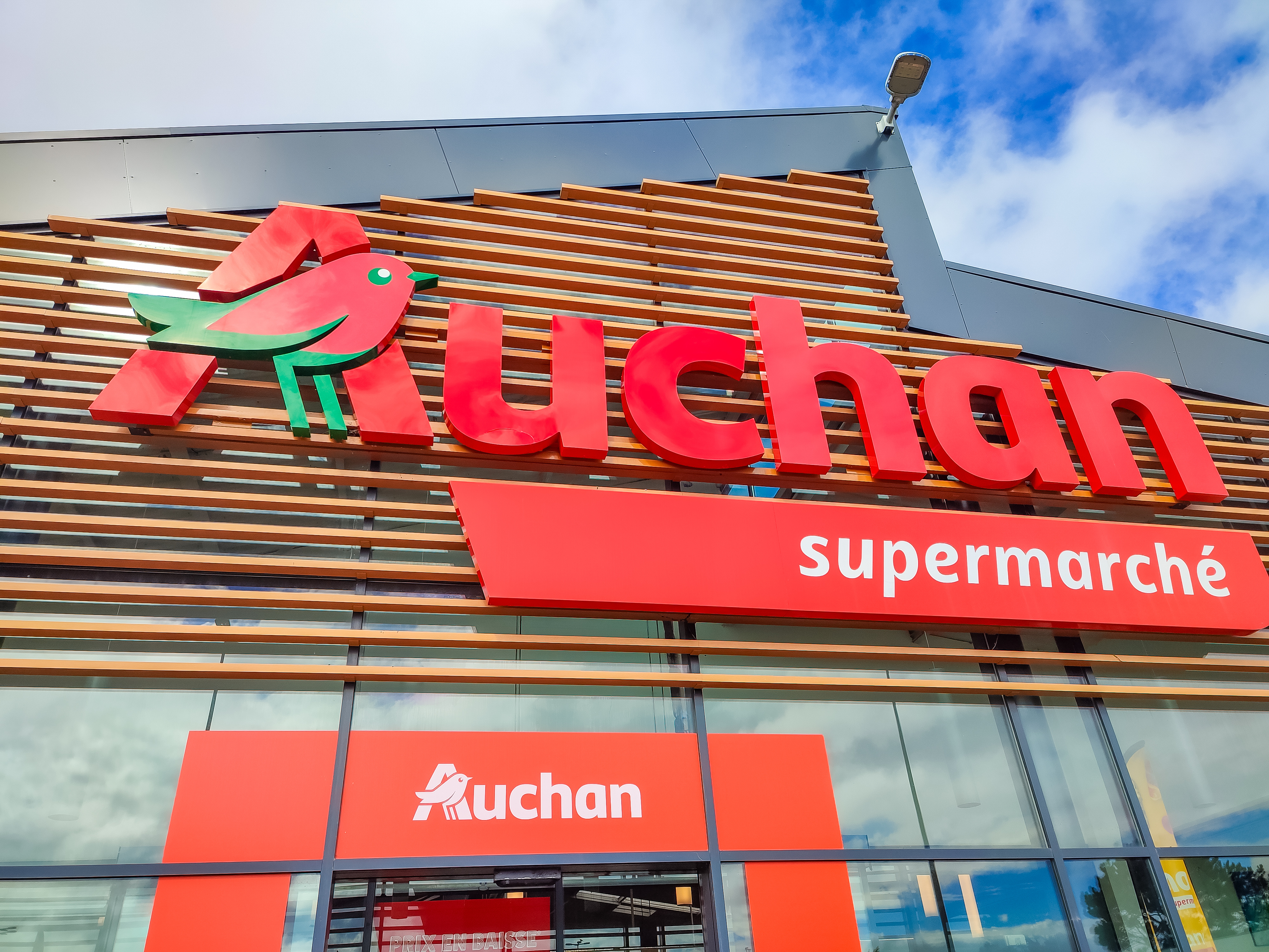 164 supermarchés Auchan passeraient sous franchise des Mousquetaires