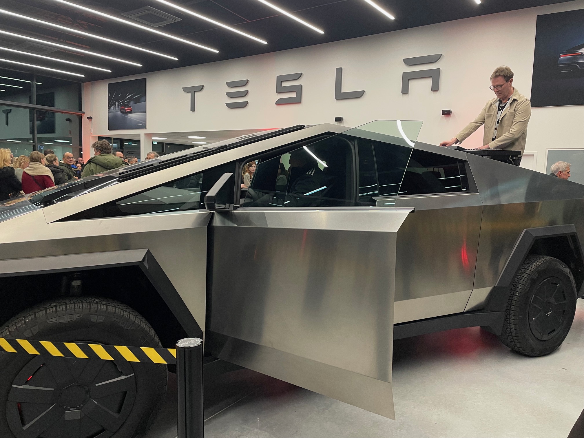Tesla a ouvert son trentième centre à Amiens 