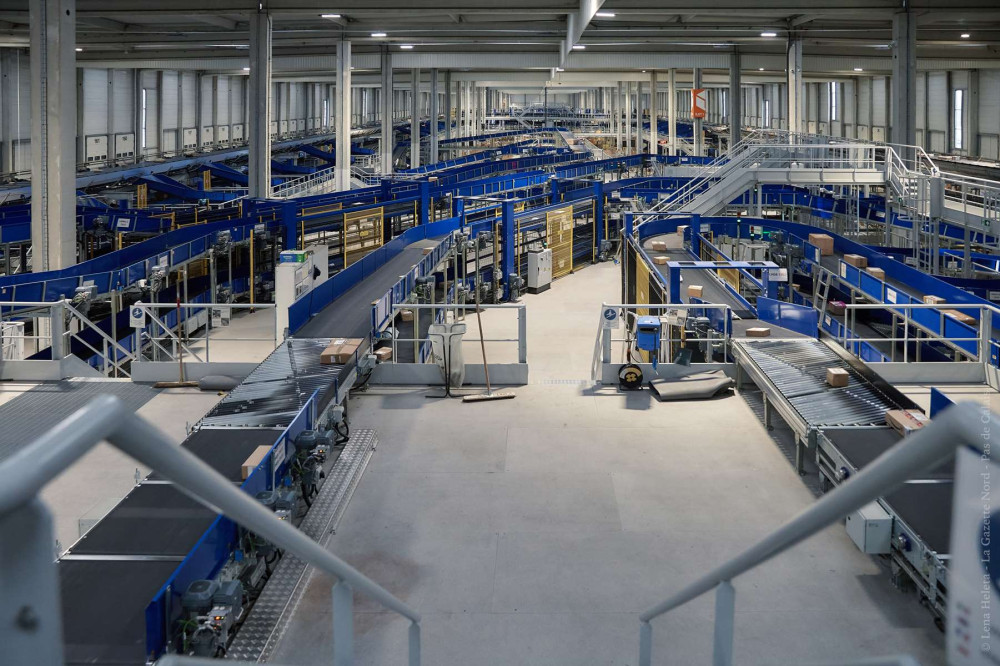 À l'approche de Noël, la plateforme Colissimo de Douvrin tourne à plein régime