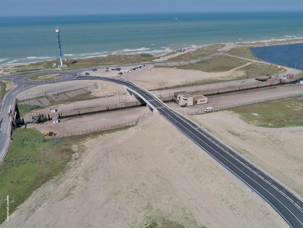 Mise en place d’un nouveau pont sur l’écluse des Dunes