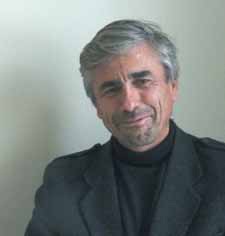 Idoine au plus haut de la piscine d’intérieur