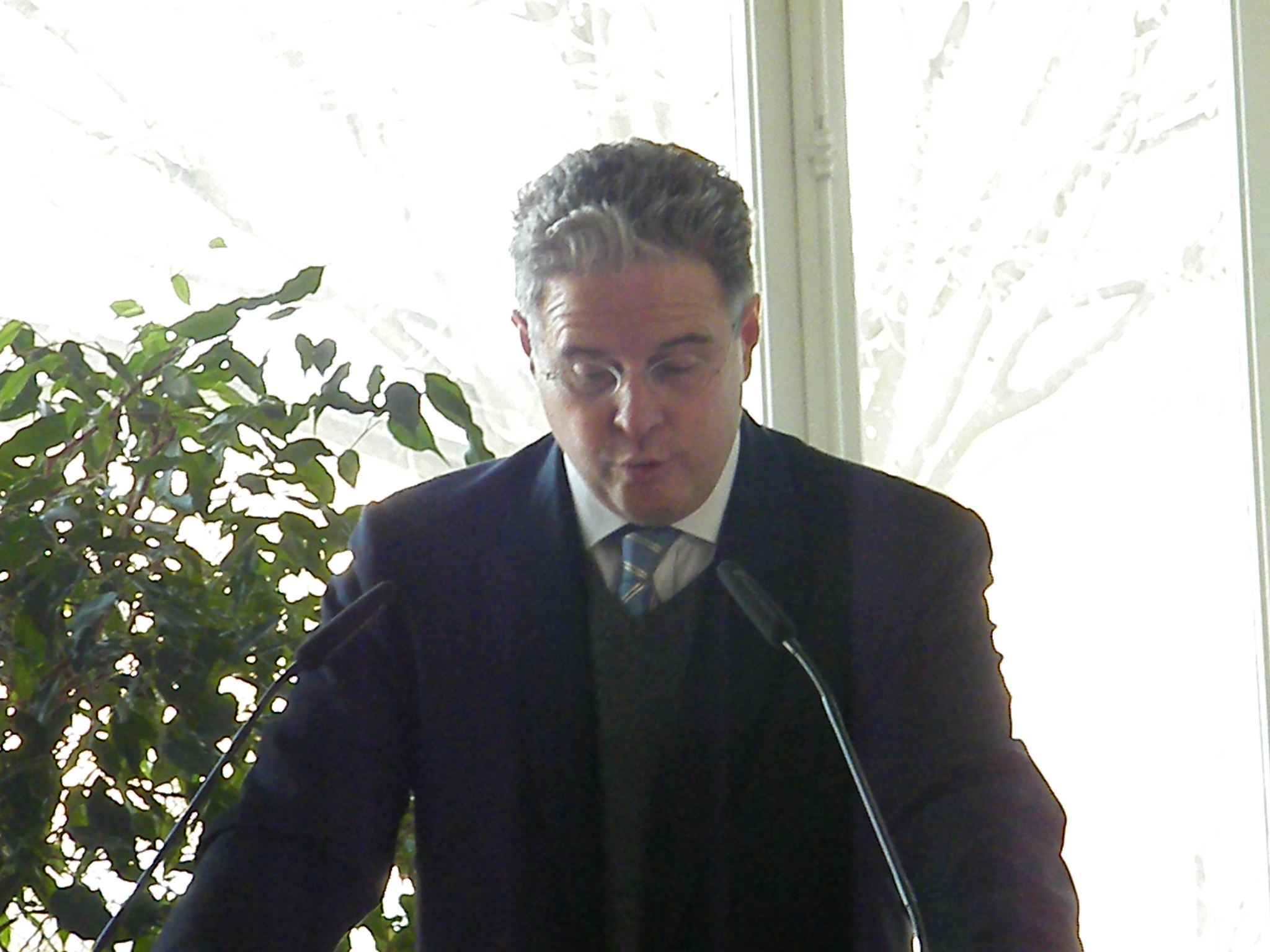 Le géant du verre tremble sur ses bases