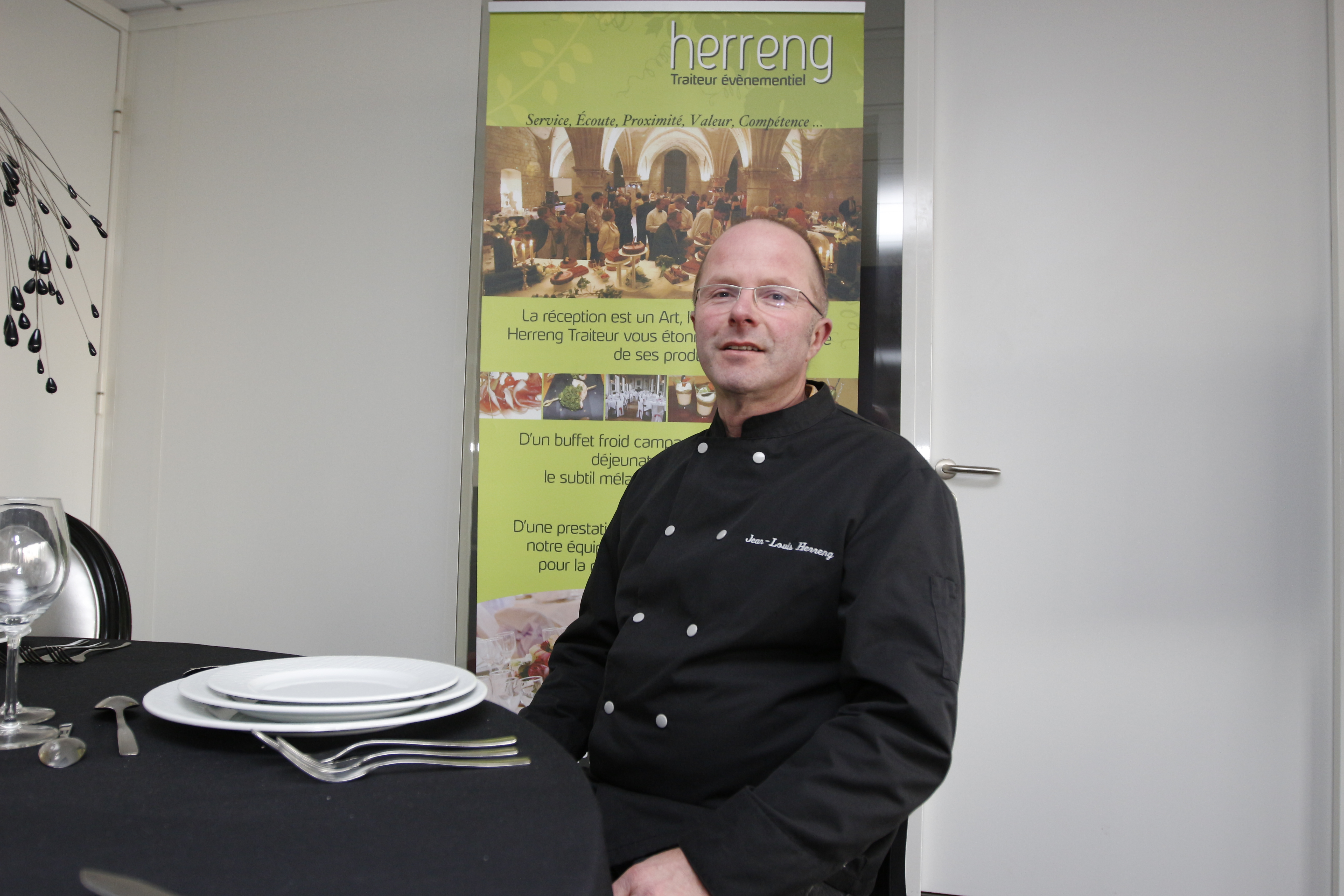 Herreng traiteur sort petit à petit la tête hors de l’eau